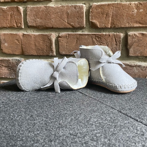 6-12M NWT Old Navy Faux Suede Grey Booties - Picture 7 of 9